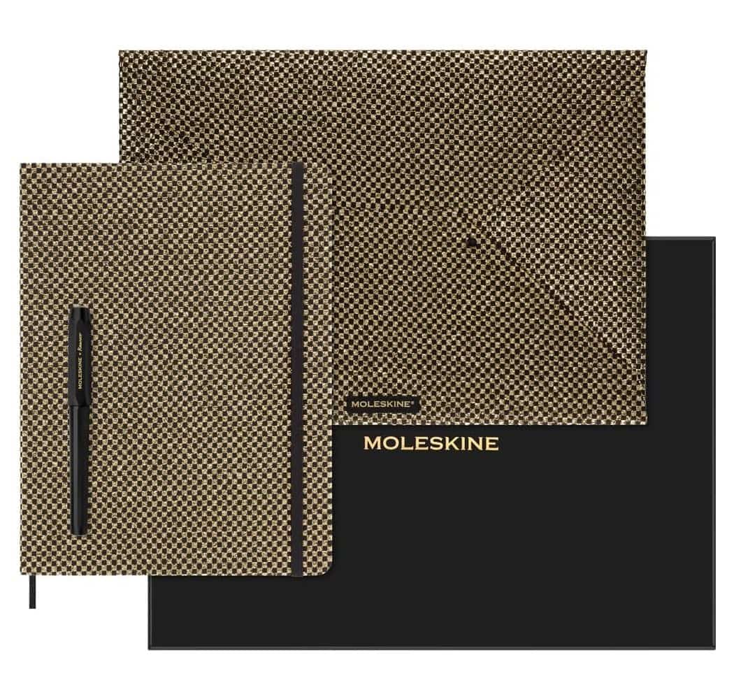 Moleskine Zestaw Shine zawiera niedatowany planer i teczkę oraz pióro wieczne Kaweco, metaliczny złoty.