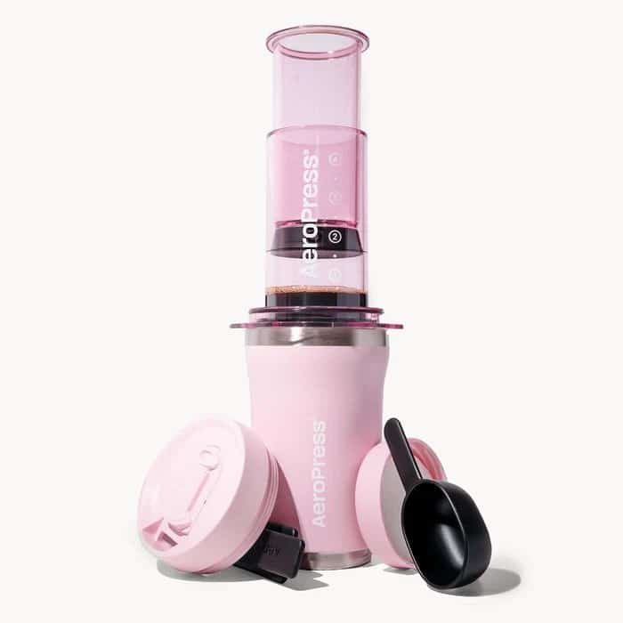 Zaparzacz do kawy AeroPress Go Plus z kubkiem termicznym, różowy