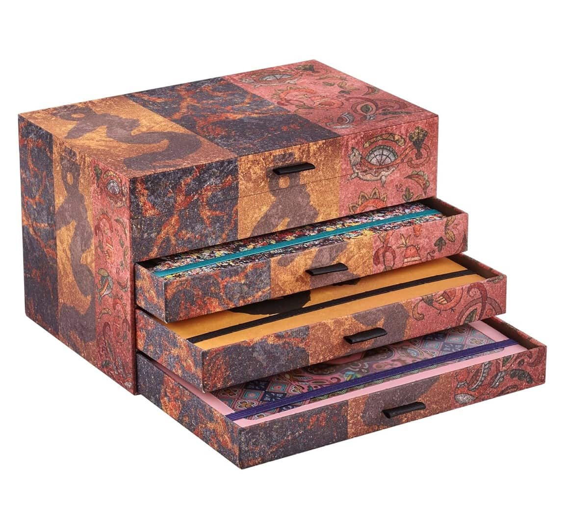 Moleskine Zestaw zawiera trzy notatniki z grafikami artystów z Japonii, Chin i Korei Południowej, naklejki, kartkę z życzeniami, szczęśliwe koperty oraz chustę w pudełku. — zdjęcie 1 z 8